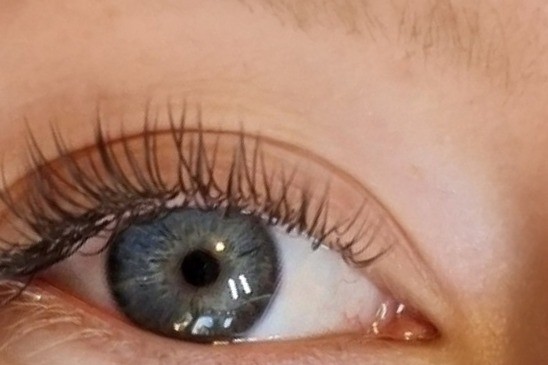 Na: oog van een klant zonder en met wimperextensions