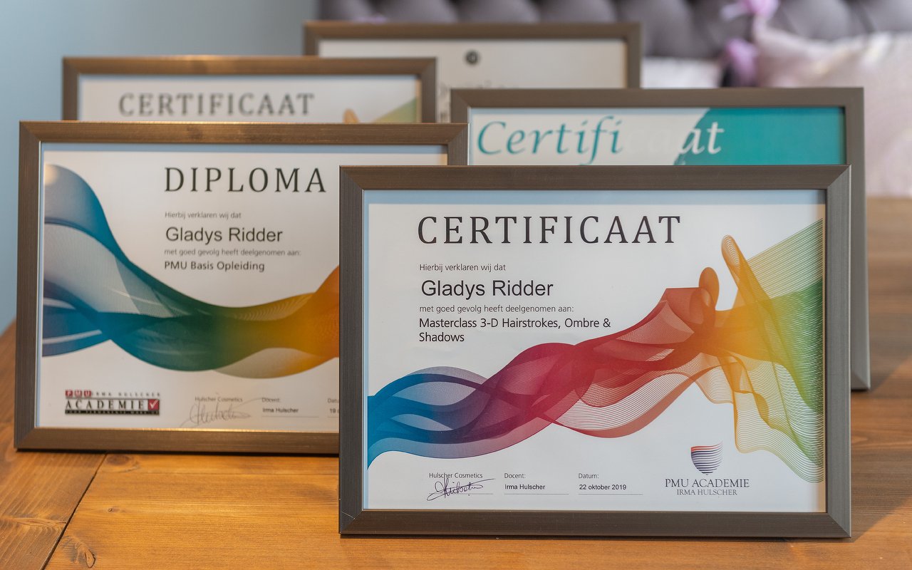 Ingelijste diploma’s en certificaten op naam van Gladys Ridder