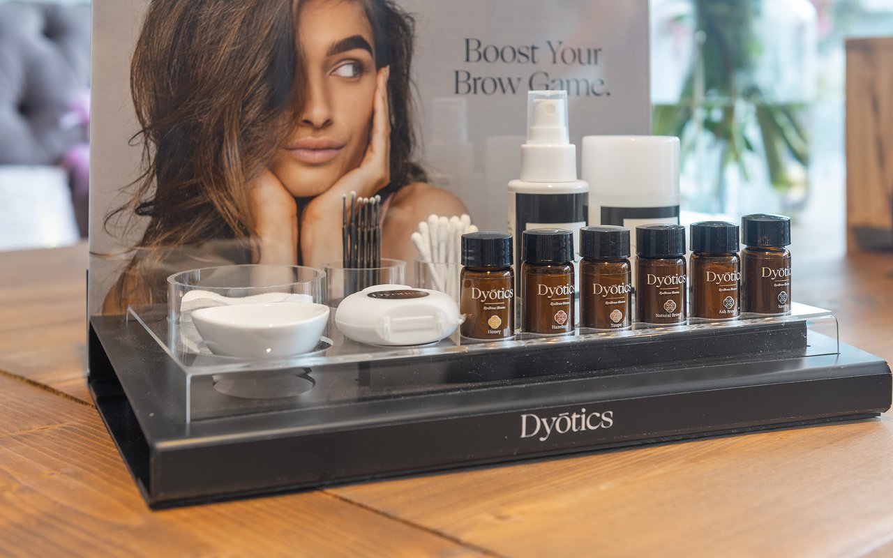 Display met Dyotics wenkbrauwproducten