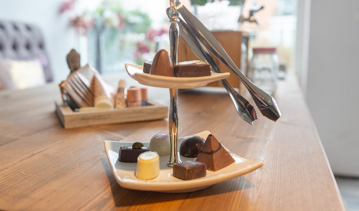 Bonbons op een etagère op de tafel in de lounge