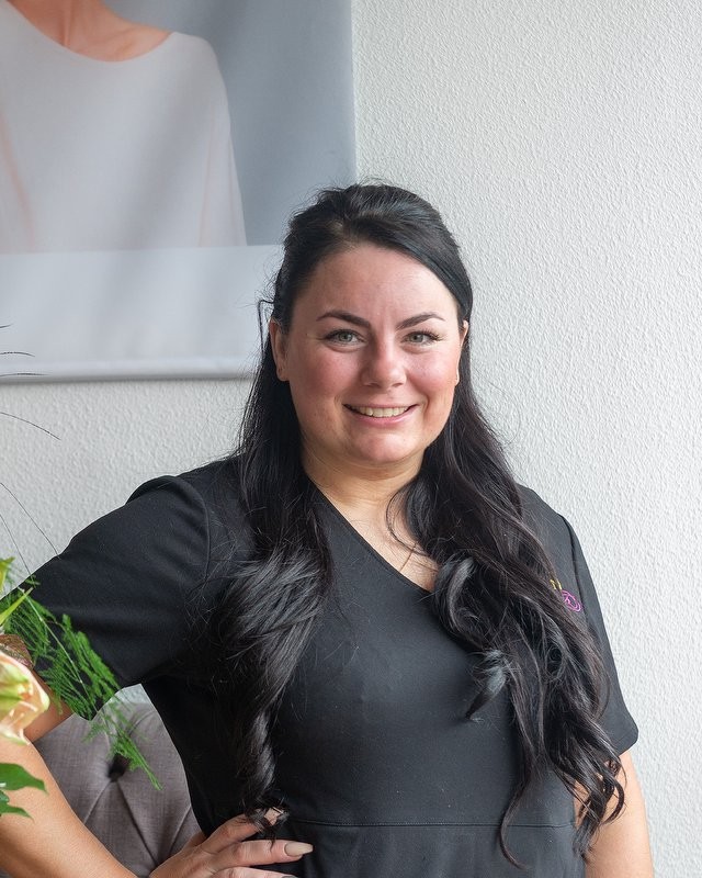 Gladys, eigenaar van Queen of Brows, in de salon