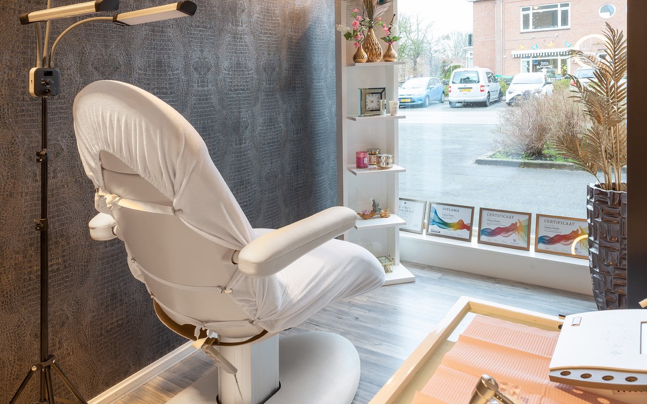 Behandelstoel met lamp bij het raam