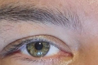 Voor: oog en wenkbrauw van een klant, close-up